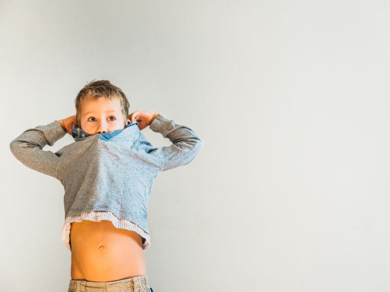 Trẻ cởi quần áo để khoe sự tự lập với ba mẹ