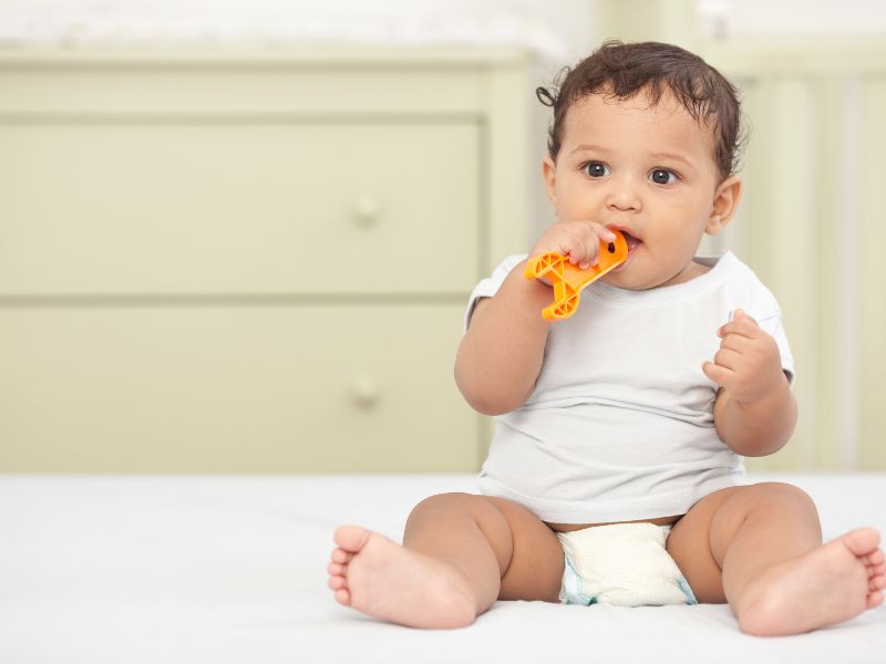 Không hiếm để gặp tình huống trẻ em đưa nhiều thứ vào miệng cắn để khám phá độ cứng mềm hoặc nếm mùi vị của đồ vậ