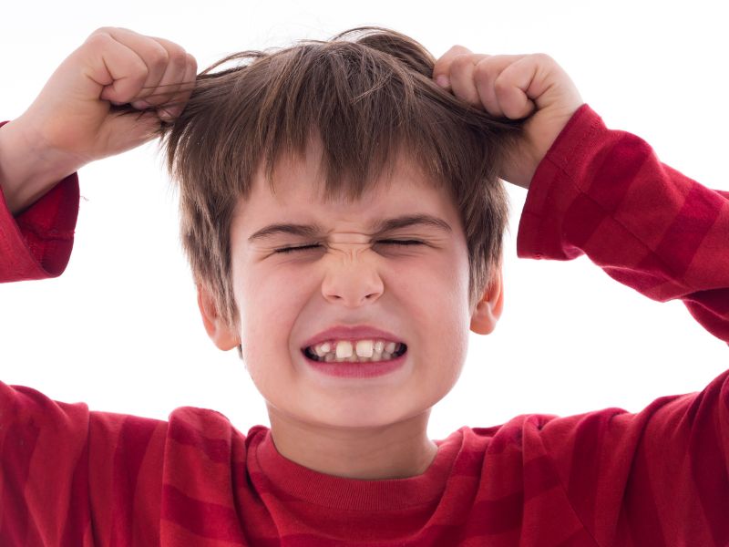 Trẻ tự kéo tóc có thể vì buồn chán nhưng cũng có thể vì muốn giải tỏa tâm trạng của mình, thu hút sự chú ý và thể hiện thái độ của bản thân