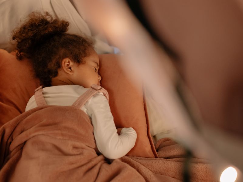 Khi ngủ trẻ hay có hành vi vô thức đập đầu vào tường hoặc nôi