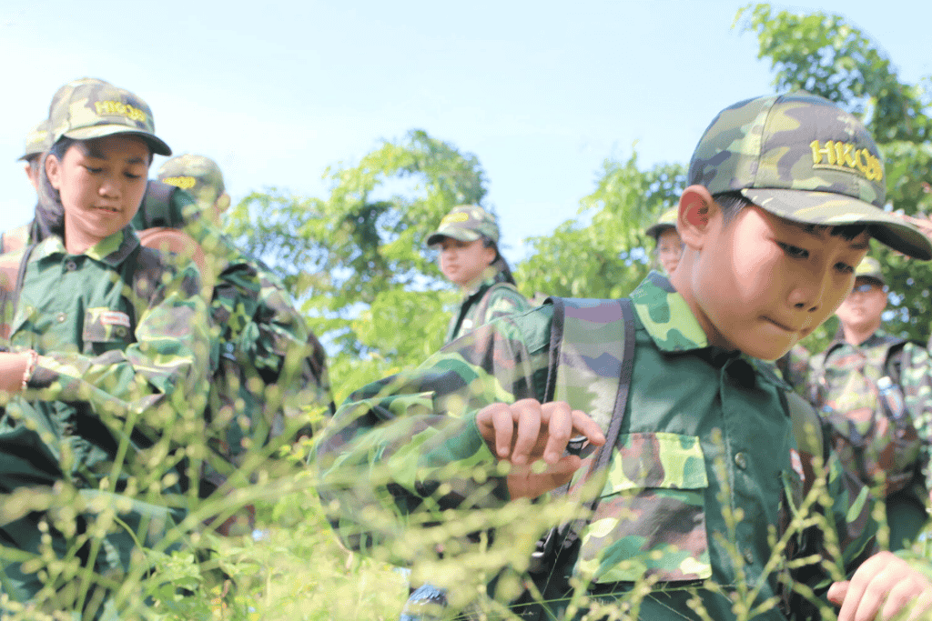 Những thiếu sinh quân đang thực hiện nhiệm vụ tại Học Kỳ Quân Đội.