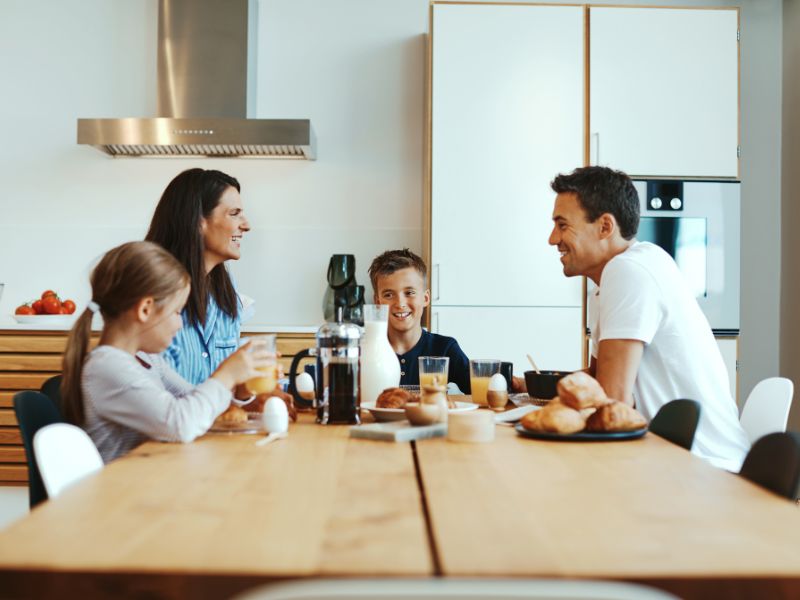 Khi giao tiếp với người khác, ba mẹ hãy làm gương để con học theo