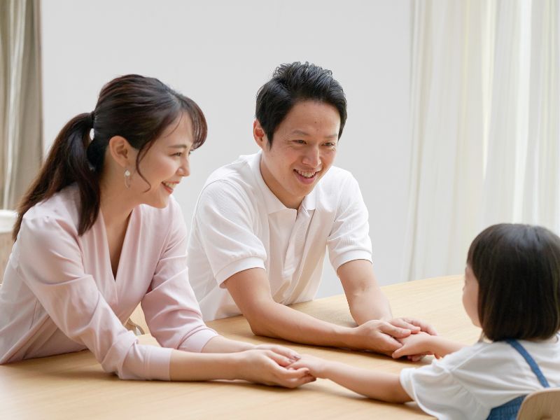 Thông qua những cuộc trò chuyện với ba mẹ, trẻ sẽ học hỏi tốt hơn