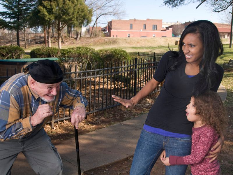 Bé sợ hãi trước những người không quen biết