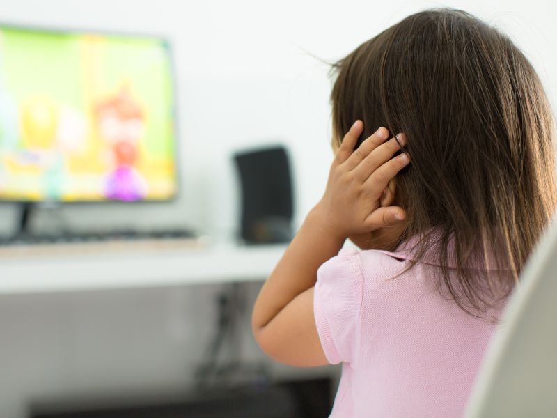 Những âm thanh lớn hoặc đột ngột cũng khiến trẻ lo lắng