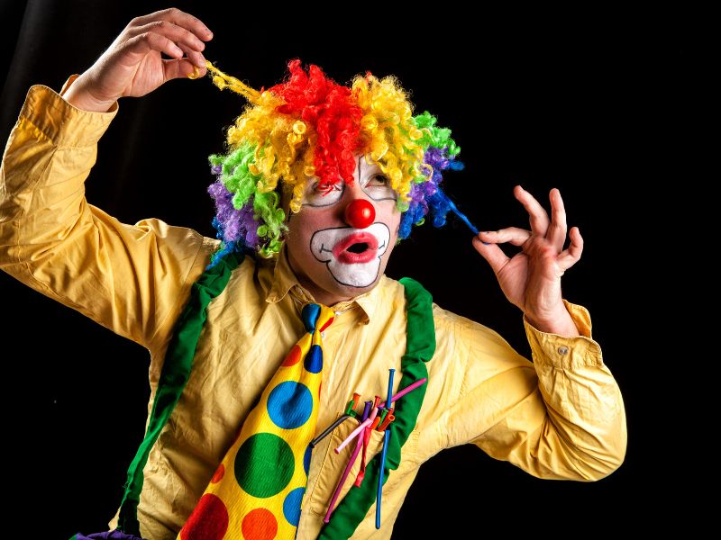 Những người mặc đồ kỳ quặc cũng khiến trẻ sợ