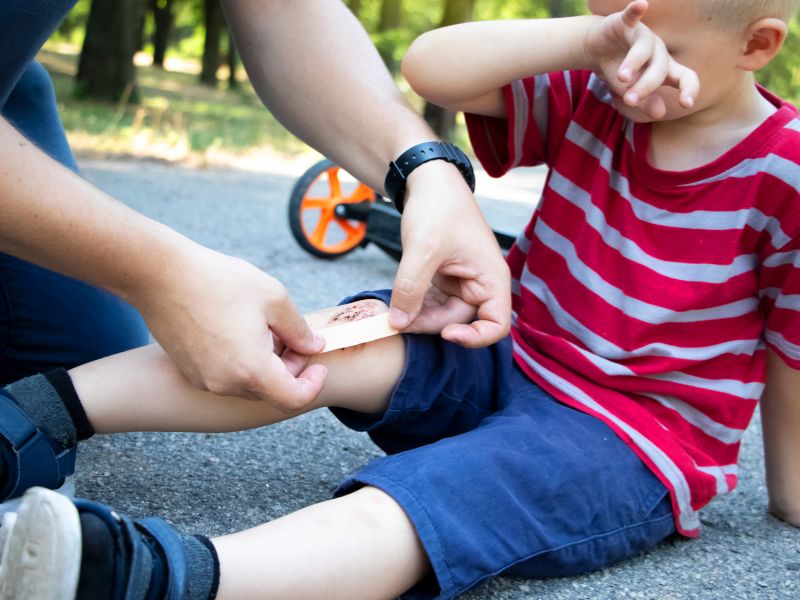 "Máu" luôn là điều khiến trẻ khóc om sòm khi bị ngã