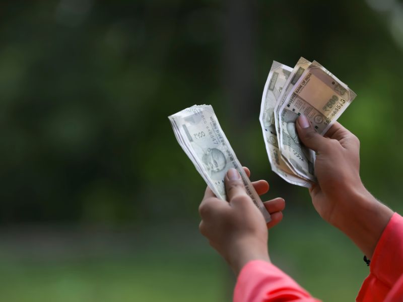 Ba mẹ nên xem xét để chia sẻ với con về vấn đề tài chính trong gia đình một cách thích hợp với từng bối cảnh