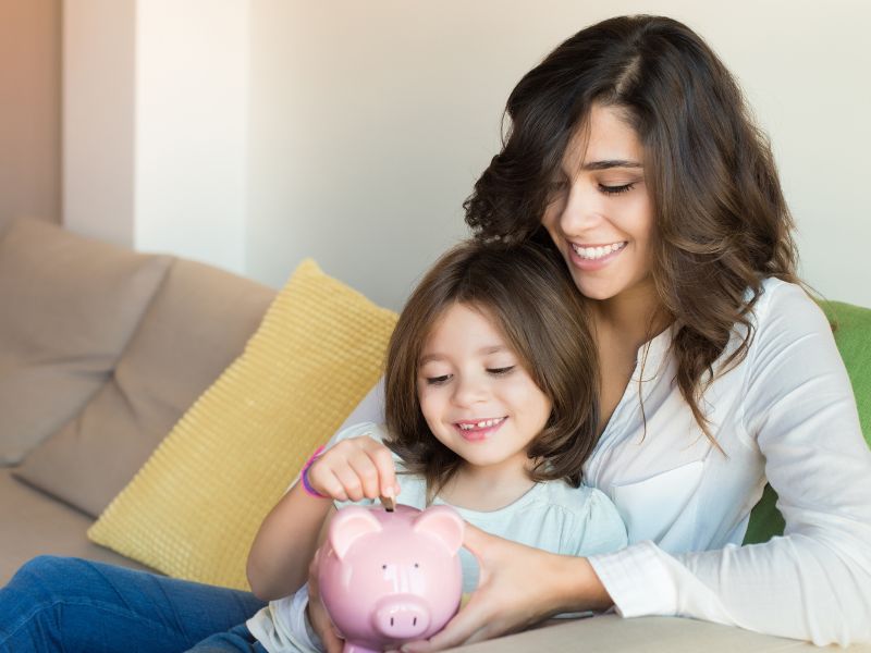 Hãy thẳng thắn chia sẻ với con vì chúng cũng cần biết vấn đề và có thể chủ động tâm lý và thích nghi với những thay đổi