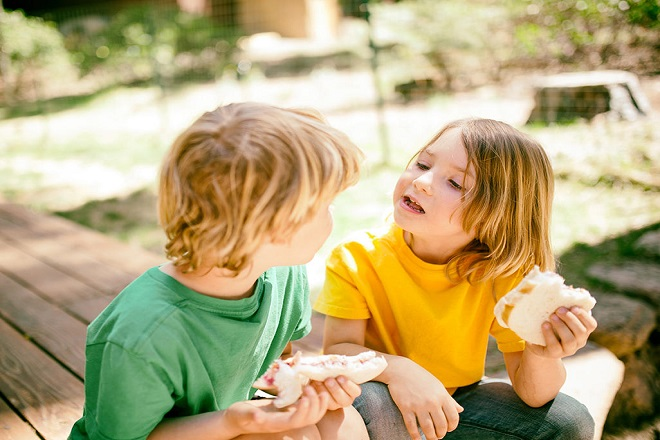 Trẻ có nên nhận bánh kẹo từ người lạ?