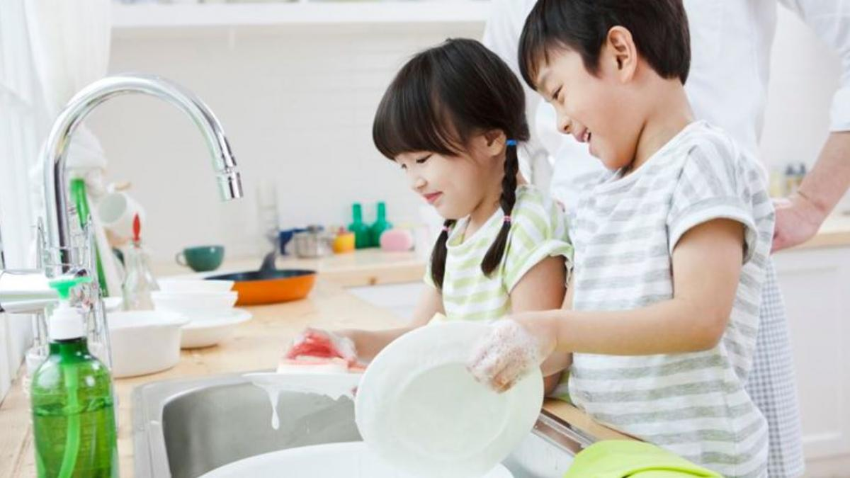 Để trẻ được tiếp xúc với các công việc trong gia đình từ sớm. 