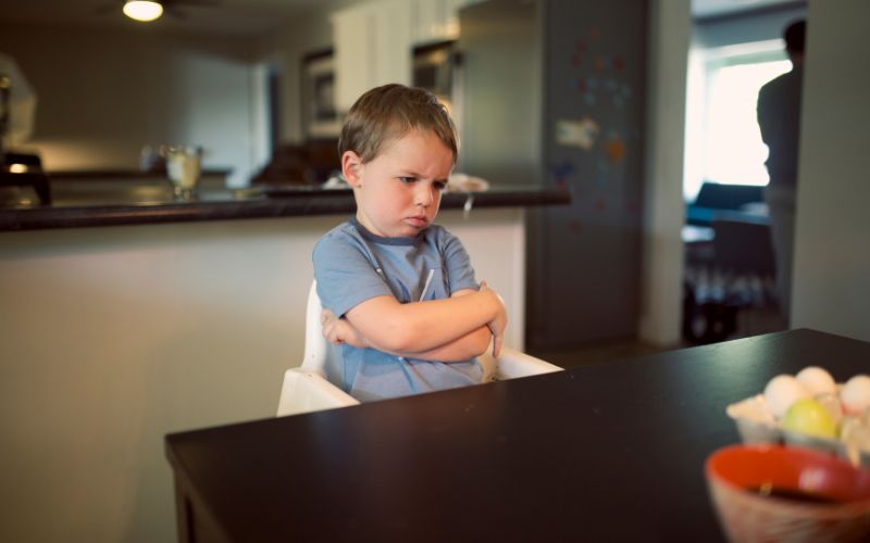 Hãy tạo cơ hội, kiên nhẫn và chấp nhận những thí nghiệm của con để con trẻ làm mọi thứ thay vì cấm cản và khiển trách con