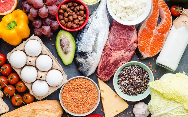 Chế độ ăn uống đầy đủ chất dinh dưỡng giúp bé phát triển toàn diện