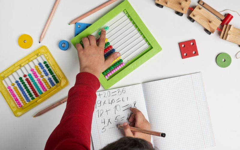 Bố mẹ hãy đưa ra những câu đố phát triển từ dễ đến khó để khuyến khích trẻ suy nghĩ và ghi nhớ