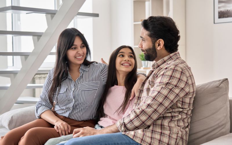 Phụ huynh hãy làm bạn và lắng nghe những tâm sự của con