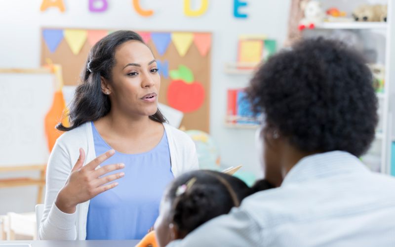 Gia đình và giáo viên cần có sự tương tác để cùng hỗ trợ bé