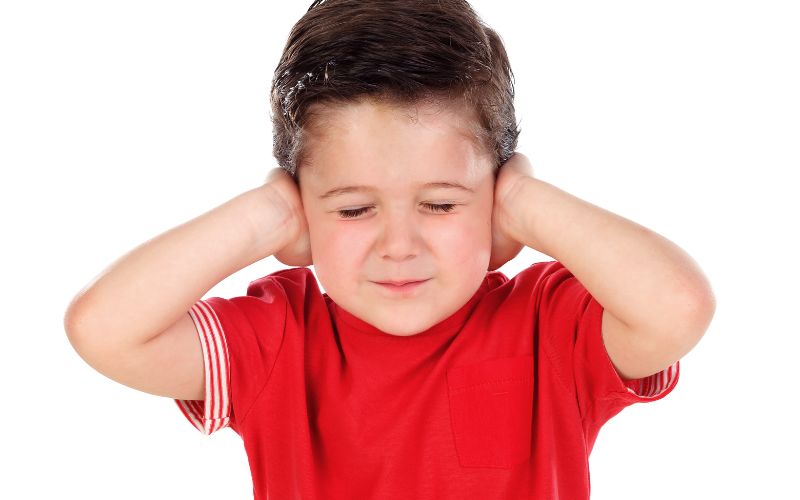 Các âm thanh ồn ào bên ngoài khiến bé mất tập trung