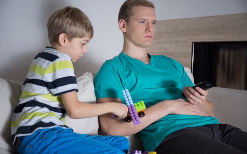 Bé muốn gây sự từ chú ý từ ba mẹ&nbsp;