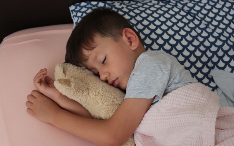 Ngủ đủ 9 -11 giờ giúp bé tỉnh táo và tập trung