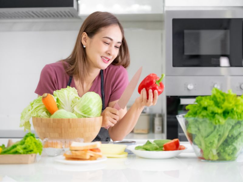 Rèn bé ăn rau - Trận chiến "khốc liệt" của mọi gia đình! 2 Cha mẹ ăn rau, làm gương cho con noi theo.