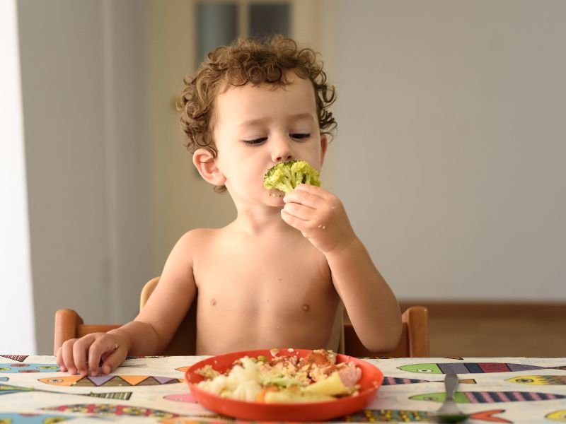 Rèn bé ăn rau - Trận chiến "khốc liệt" của mọi gia đình! 3 Người nhỏ ăn phần nhỏ, chia nhỏ khẩu phần rau xanh của bé.