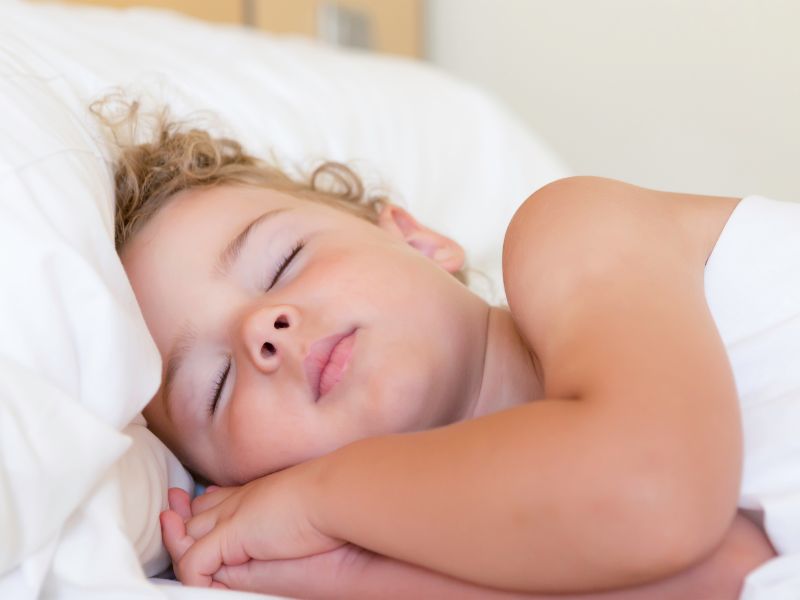 Tạo thói quen ngủ trưa đúng giờ cho bé