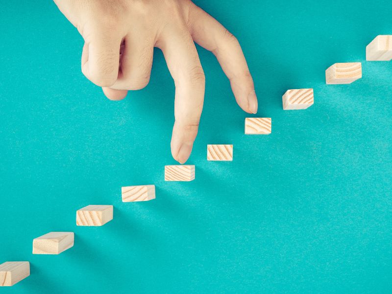 Ba mẹ hãy hướng dẫn con đi từng bước nhỏ để đạt được mục tiêu