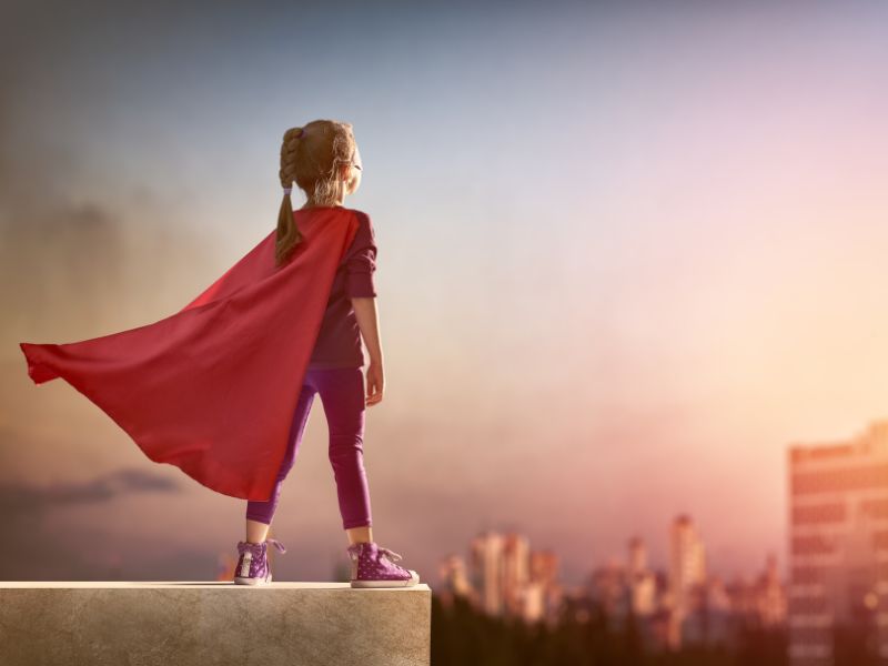 Ba mẹ chia sẻ câu chuyện và thành công của những người đã vượt qua khó khăn và đạt được thành tựu lớn nhờ kiên trì và sự nỗ lực