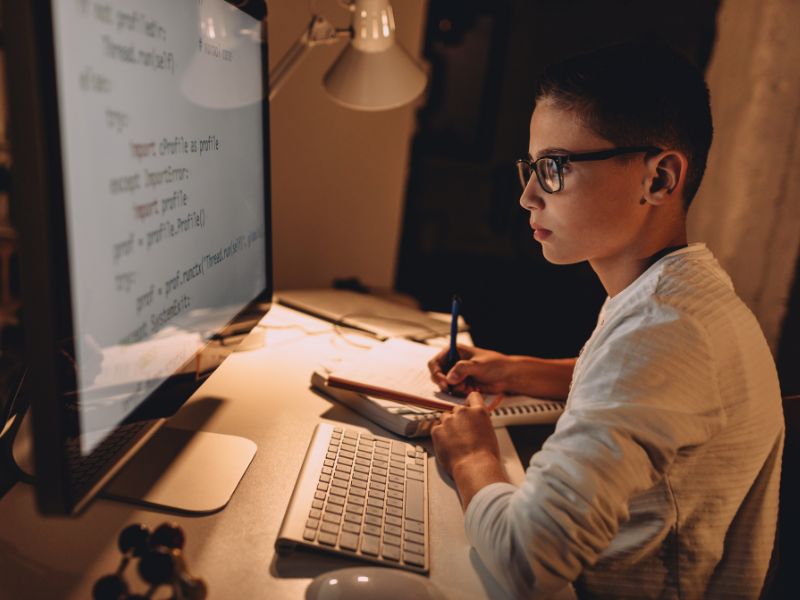 Học tập quá mức trước khi ngủ làm trẻ mệt mỏi và khó đi vào giấc ngủ