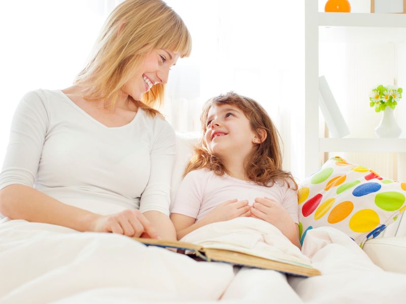 Nghe một câu chuyện trước khi đi ngủ sẽ giúp trẻ dễ ngủ hơn, đồng thời con tăng vốn từ vựng, trí tưởng tượng và học được những bài học quý giá