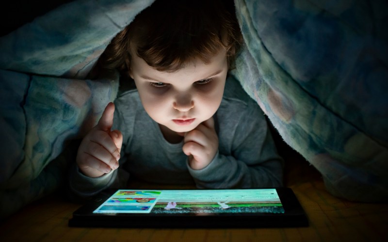 Trẻ xem máy tính bảng trước khi đi ngủ làm ảnh hưởng chất lượng giấc ngủ