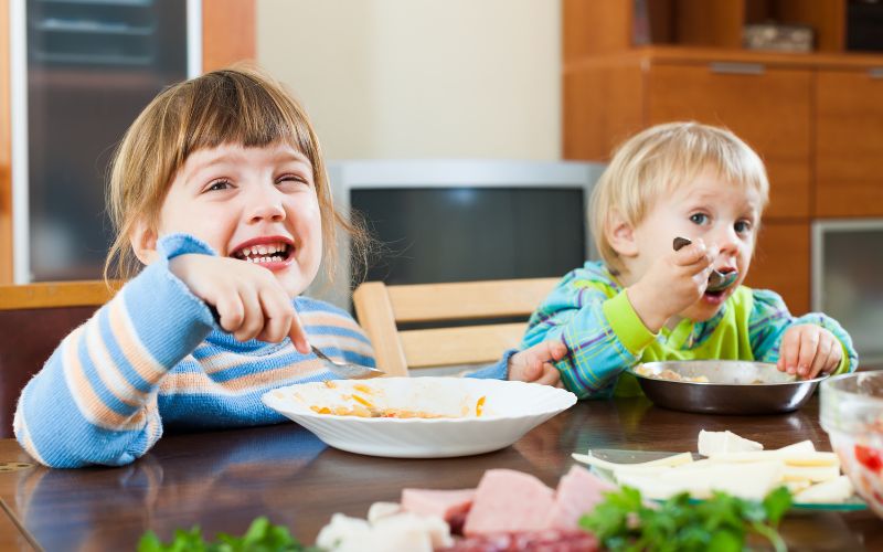 Chế độ dinh dưỡng là yếu tố thiết yếu để đảm bảo sức khoẻ, tinh thần giúp phát triển trí tuệ cảm xúc cho trẻ hiệu quả hơn