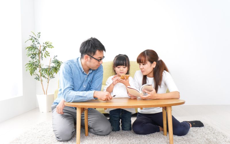 Giữa ba mẹ và con cái nên có sự lắng nghe, từ đó sẽ tạo nên sự đồng cảm