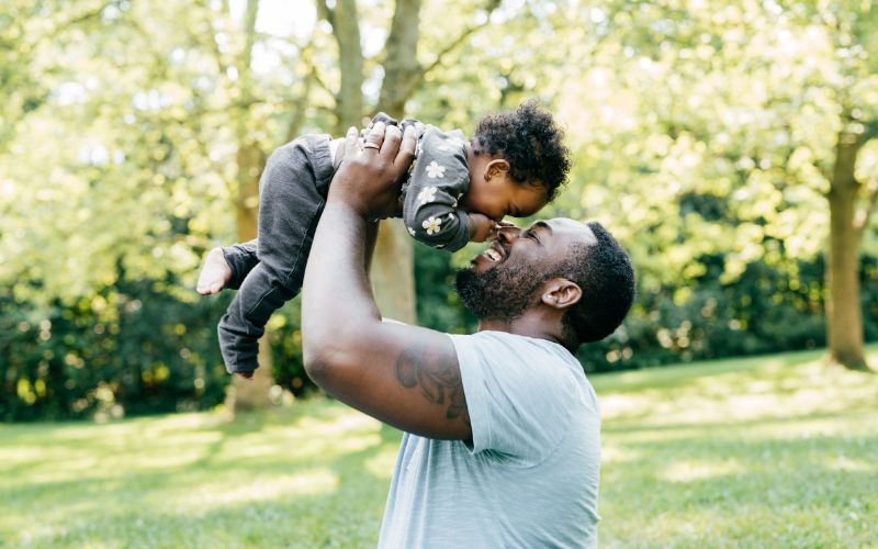 Ba mẹ có thể dạy con mình cách giữ bình tĩnh như không được thô lỗ, chửi mắng bạn, đếm 10 giây trước khi nói hoặc đưa ra hành động điều gì đó