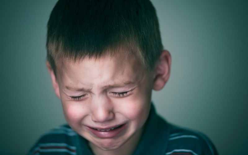 Khi bé gặp vấn đề sẽ khó giữ được bình tĩnh và cảm xúc, dạy con giữ bình tĩnh là cách rèn luyện trí tuệ cảm xúc ĐẦU TIÊN