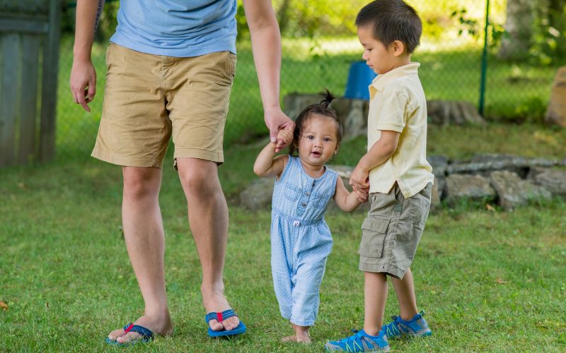 Khi các bé còn nhỏ thường hay nhìn cách người lớn hành động và bắt chước, ba mẹ hãy làm gương cho bé tạo cơ hội cho bé giúp đỡ người khác