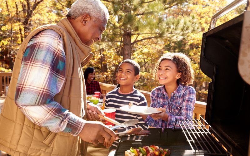 Để mối quan hệ giữa ba mẹ và bé được tốt hơn, rút ngắn khoảng cách giữa 2 thế hệ, cần có sự chia sẻ thẳng thắn giữa phụ huynh và con cái