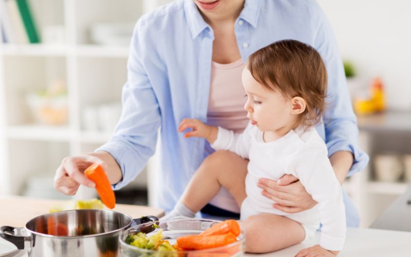 Dạy kỹ năng sống cho trẻ 3 tuổi - tuổi không lúc nào chịu ngồi yên 12 Ba mẹ là tấm gương để các bé học theo