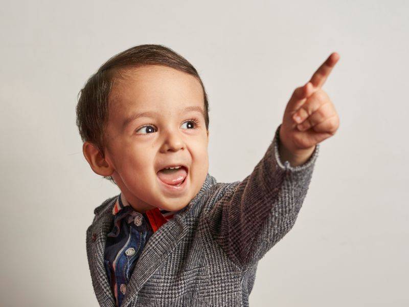 Ba mẹ tạo điều kiện, cho phép trẻ làm chủ quá trình khi quan sát và khám phá