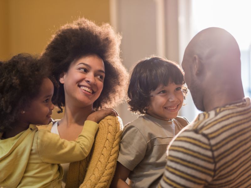 Ba mẹ hãy dành thời gian để trò chuyện với trẻ, lắng nghe những suy nghĩ và quan sát của con