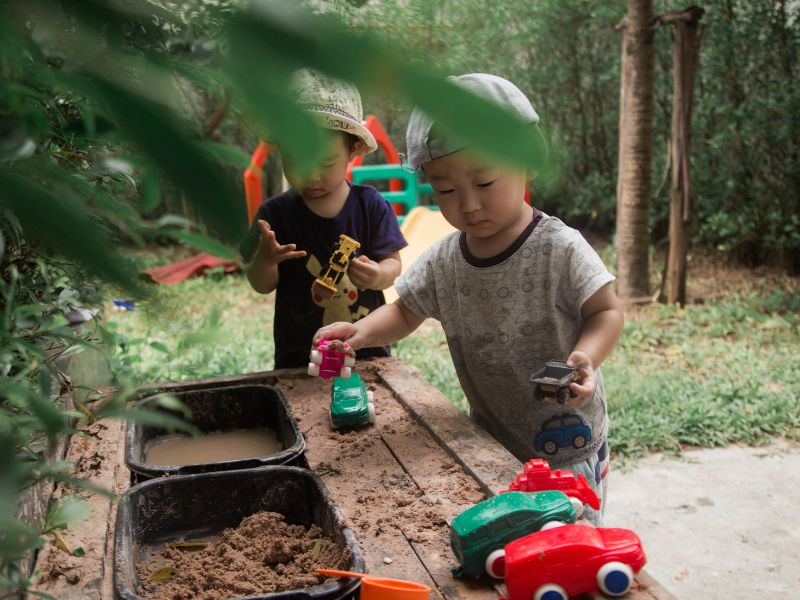 Để rèn luyện kỹ năng quan sát, ba mẹ hãy tạo điều kiện cho trẻ trải nghiệm thực tế