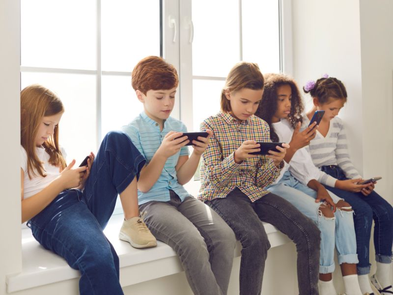 Việc sử dụng quá nhiều thiết bị điện tử có thể giới hạn khả năng quan sát của trẻ