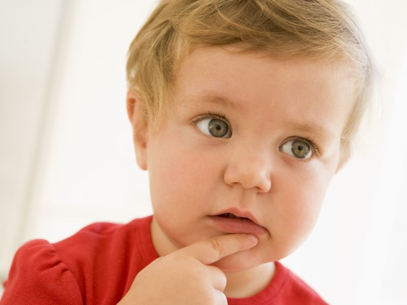 Ba mẹ khuyến khích trẻ thể hiện suy nghĩ và cảm xúc bằng nhiều hình thức khác nhau như viết truyện, vẽ tranh, viết nhật ký