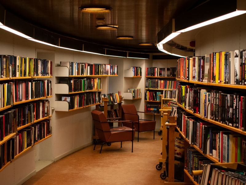 Chìm đắm trong không gian của những cuốn sách và những người cũng yêu sách sẽ là cách tuyệt vời nhất để rèn luyện thói quen đọc sách cho trẻ