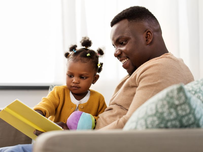 Cha mẹ thiết lập một khung giờ cố định trong ngày dành riêng cho việc đọc sách