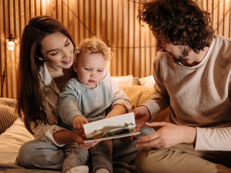 Đọc sách cùng nhau là một hoạt động gia đình thú vị và ý nghĩa; giúp gắn kết nhau hơn&nbsp;