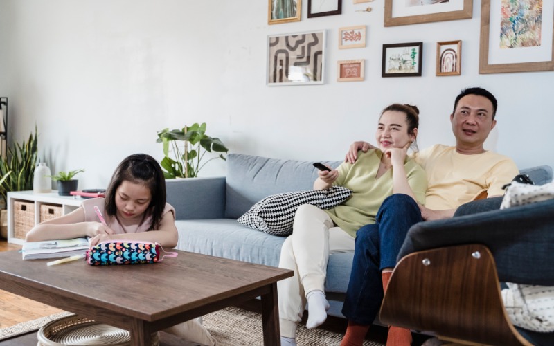 Rèn cho con trẻ thói quen hạn chế xem tivi nhưng bố mẹ không làm gương cho con khiến con trẻ cảm thấy bất công