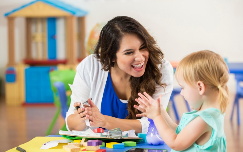 Phần thưởng dành cho bé có thể là những phần thưởng tinh thần như một tràng vỗ tay cũng khiến con trẻ phấn khích và vui vẻ