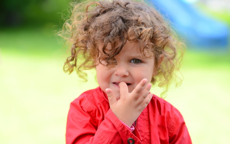 Cắn móng tay có thể giúp trẻ giảm stress, căng thẳng và lo lắng và có thể tự an ủi, xoa dịu bản thân.