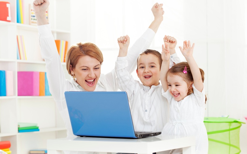 Thay vì chỉ trích, bắt ép trẻ làm việc đó, bố mẹ hãy tạo động lực cho con trẻ bằng những lời nói tích cực hơn hoặc cho con thấy những lợi ích nhận được khi làm việc đó